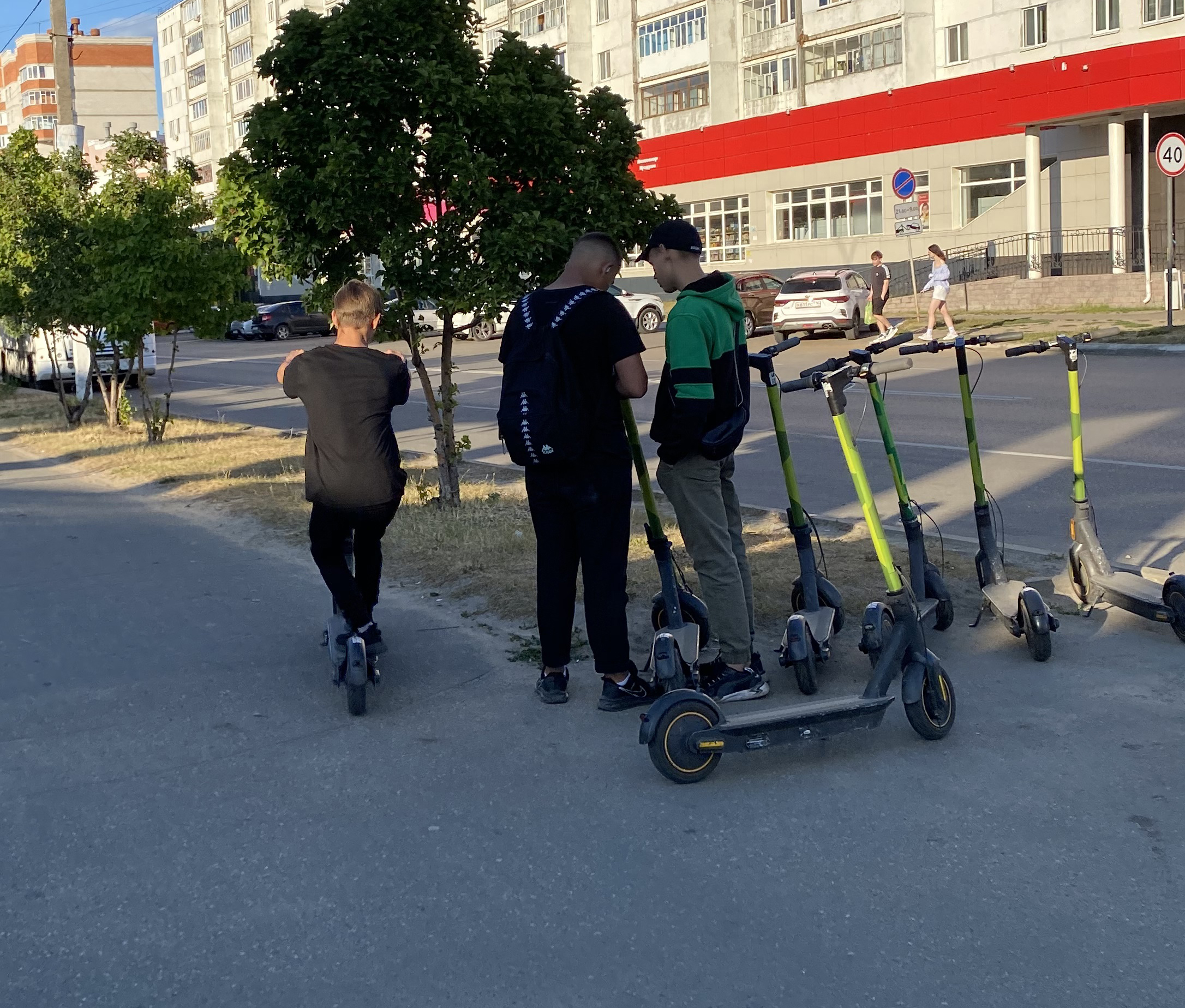 В Зеленодольске езда на электросамокатах вызывает справедливое возмущение и пешеходов, и автовладельцев